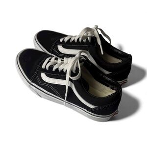 Vans Classic Black and White Sneakers - Like New! Size 5.5 Men’s/7.0 Women’s